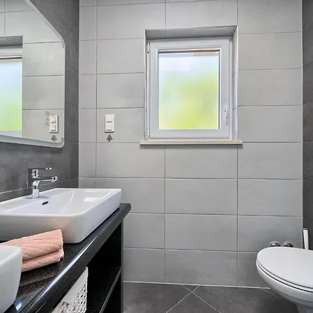 Palm Garden - Private Pool And Barbecue Apartman