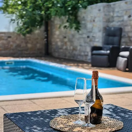 Palm Garden - Private Pool And Barbecue