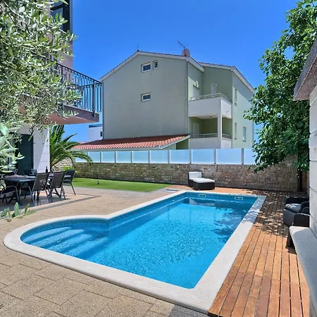 Palm Garden - Private Pool And Barbecue Apartman