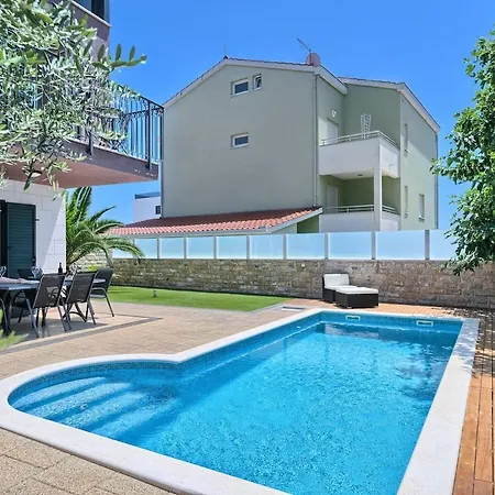 Palm Garden - Private Pool And Barbecue Apartment
