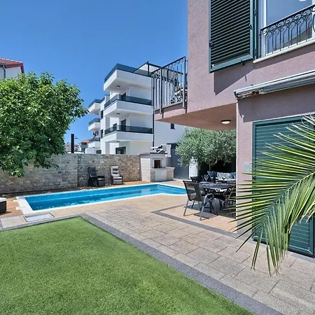 Palm Garden - Private Pool And Barbecue Apartmán