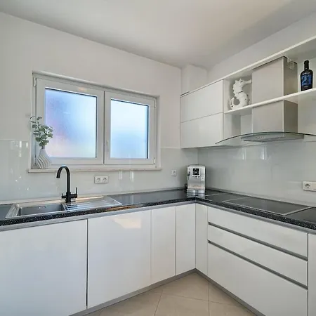 Palm Garden - Private Pool And Barbecue Trogir