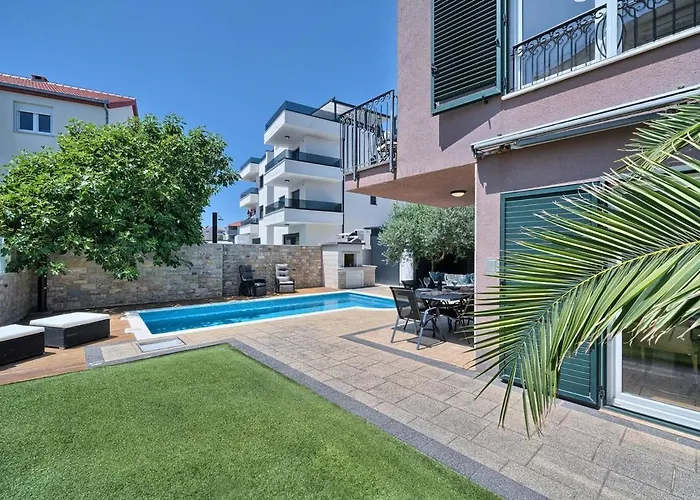 Palm Garden - Private Pool And Barbecue Apartment