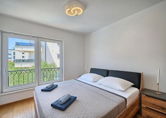 Palm Garden - Private Pool And Barbecue Apartment