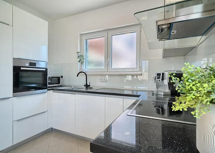 Palm Garden - Private Pool And Barbecue Apartment